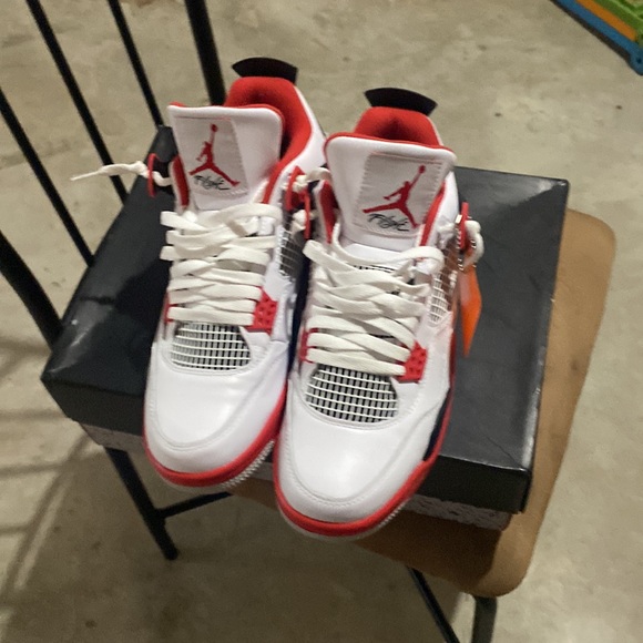 Selling my fire red 4s size 9.5